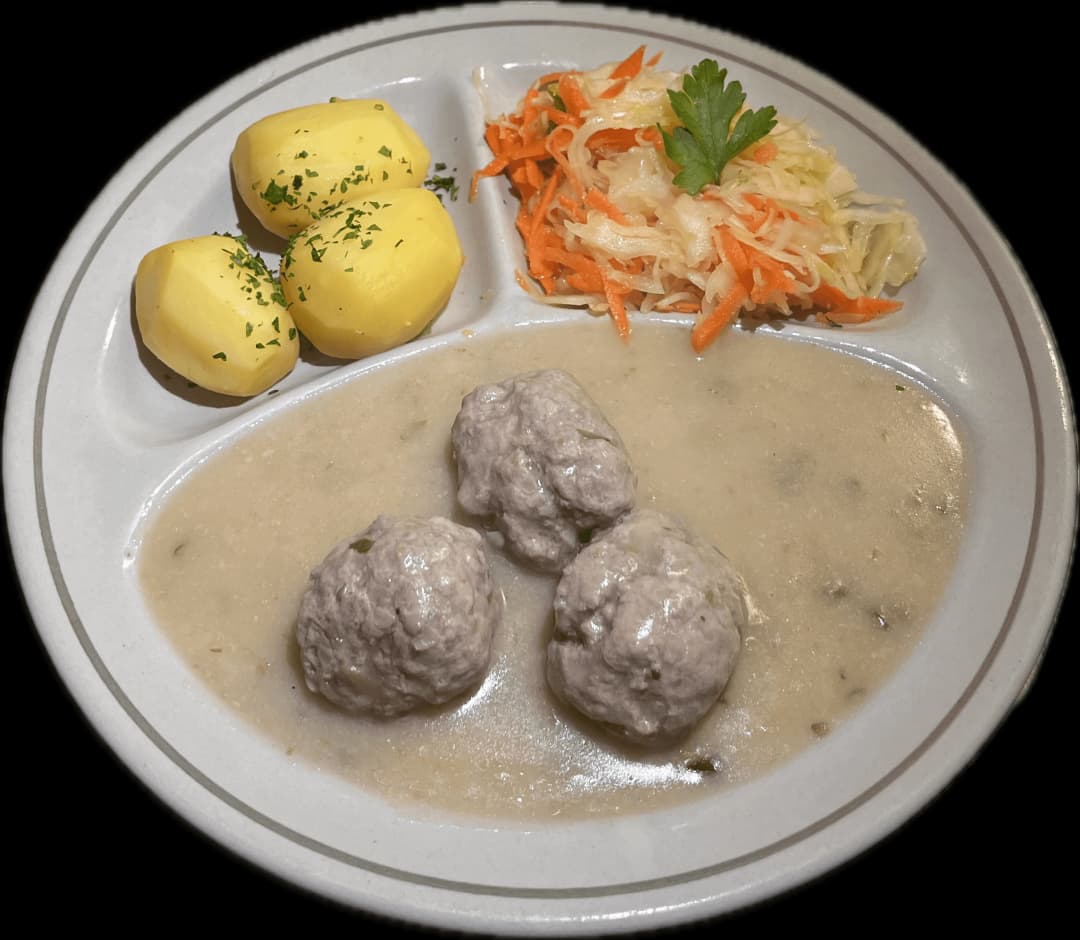 Hausgemachte Klopse mit hausgemachten Klospen, Petersilienkartoffeln und Krautsalat